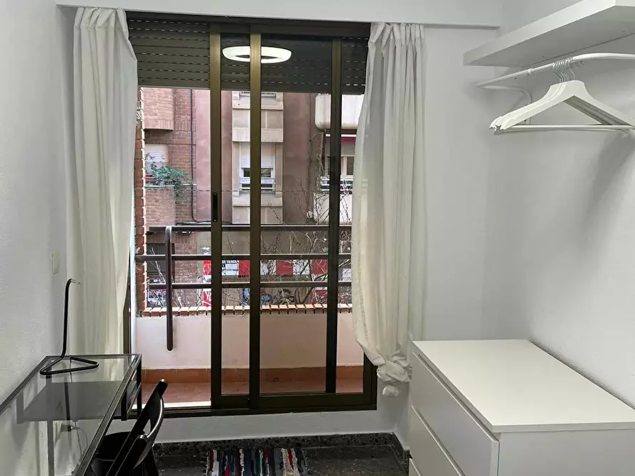 Immagine 1 di Camera in affitto  in Carrer de la Reina Na Maria a Valencia
