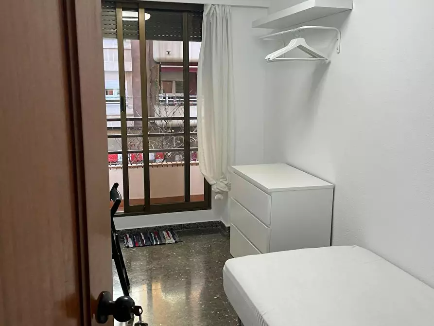 Immagine 2 di Camera in affitto  in Carrer de la Reina Na Maria a Valencia