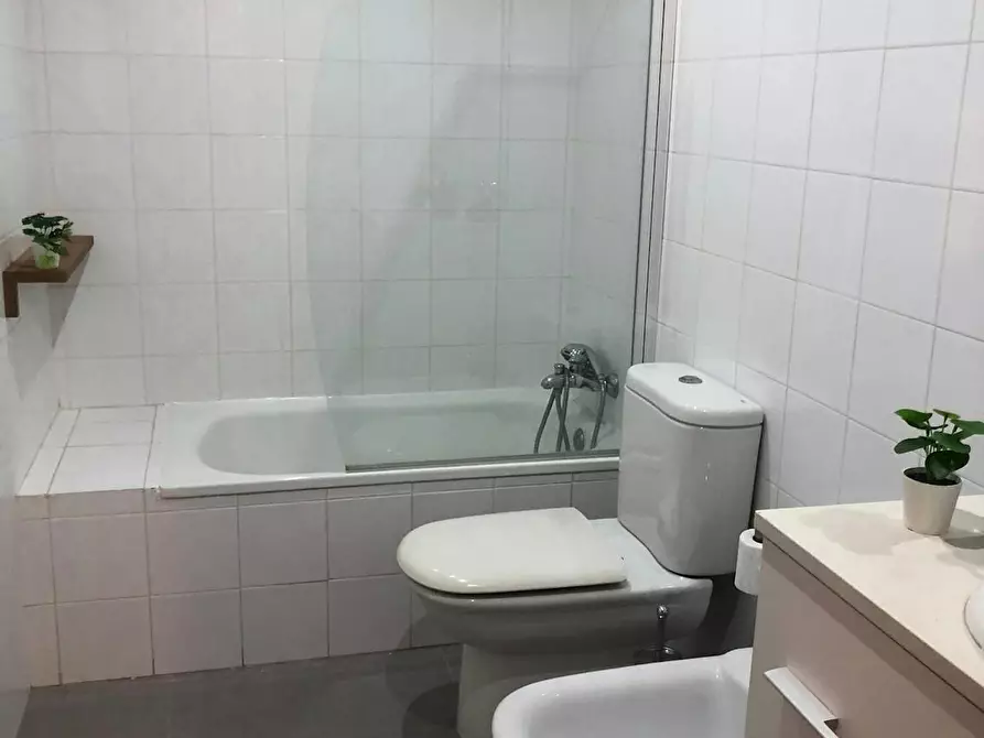 Immagine 10 di Camera in affitto  in Carrer de la Reina Na Maria a Valencia