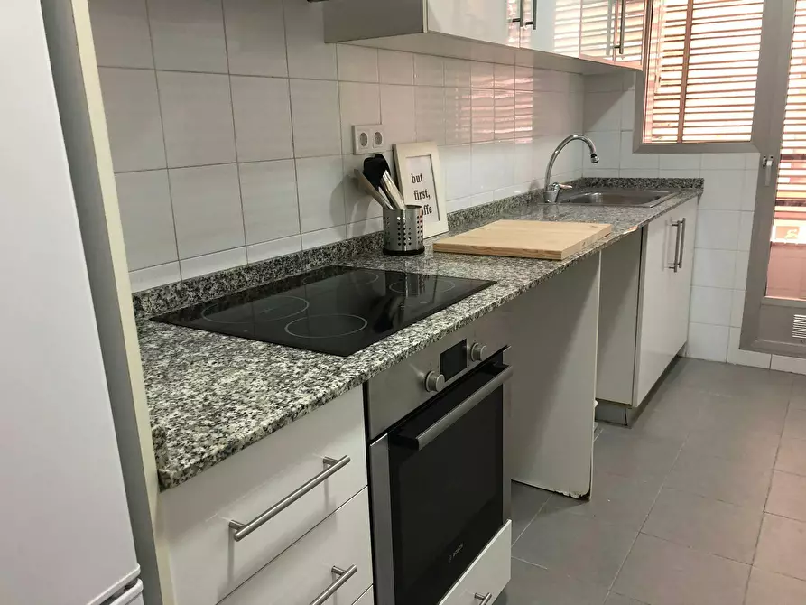 Immagine 8 di Camera in affitto  in Carrer de la Reina Na Maria a Valencia
