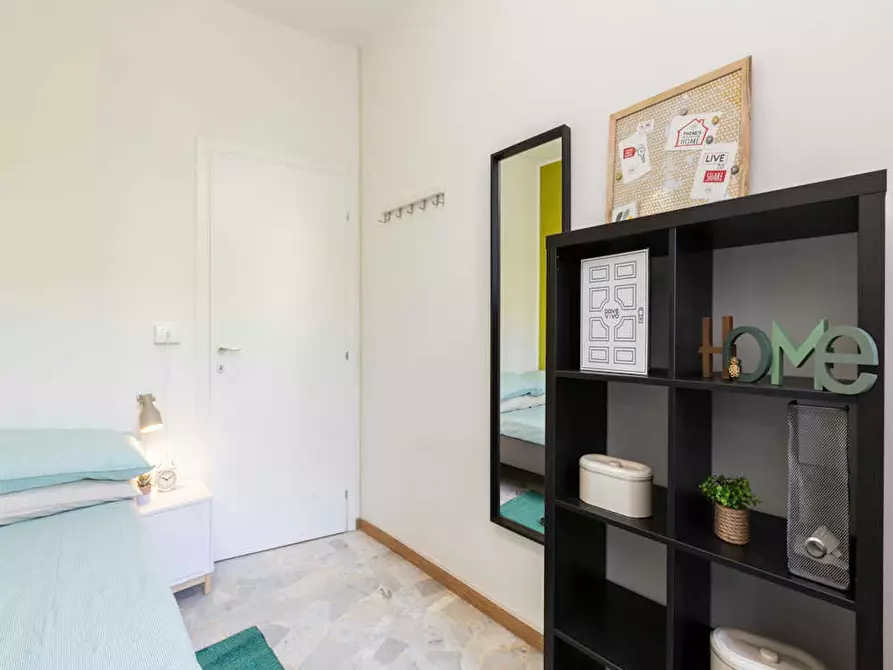 Immagine 5 di Camera in affitto  in Via Lorenteggio a Milano