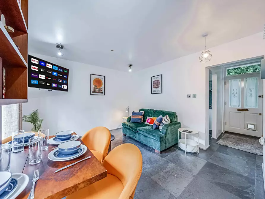 Immagine 1 di Casa indipendente in affitto  in Carlyle Mews a Poplar