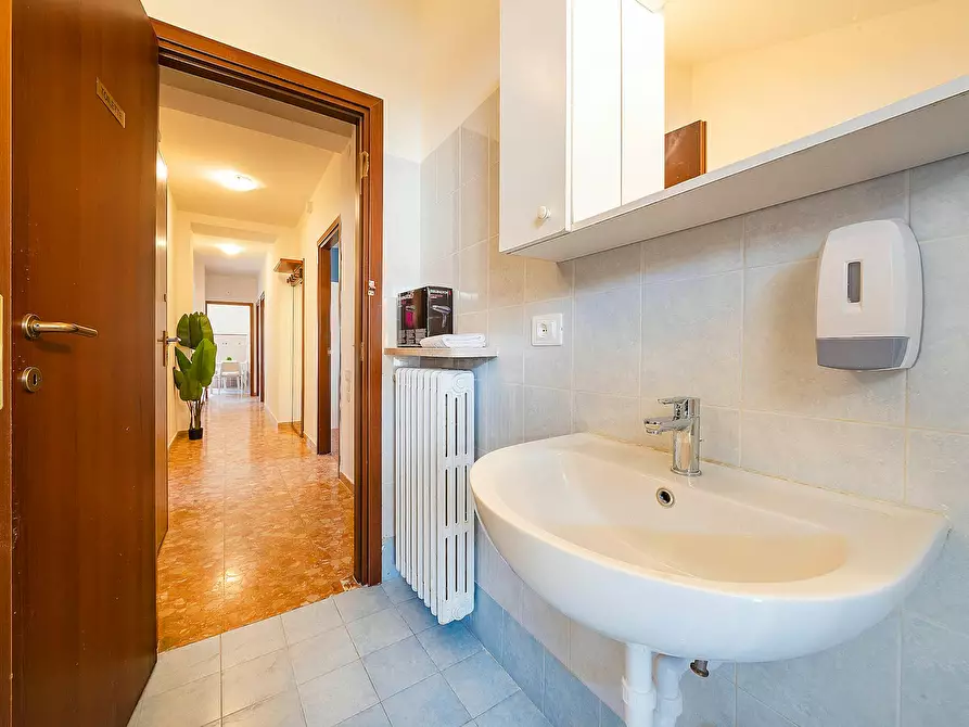 Immagine 8 di Camera in affitto  in Via Venti Settembre a Verona