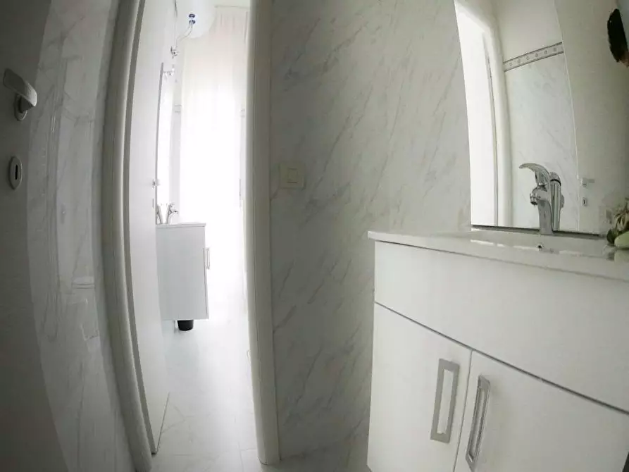 Immagine 8 di Camera in affitto  in Via Vetta D'Italia a Milano