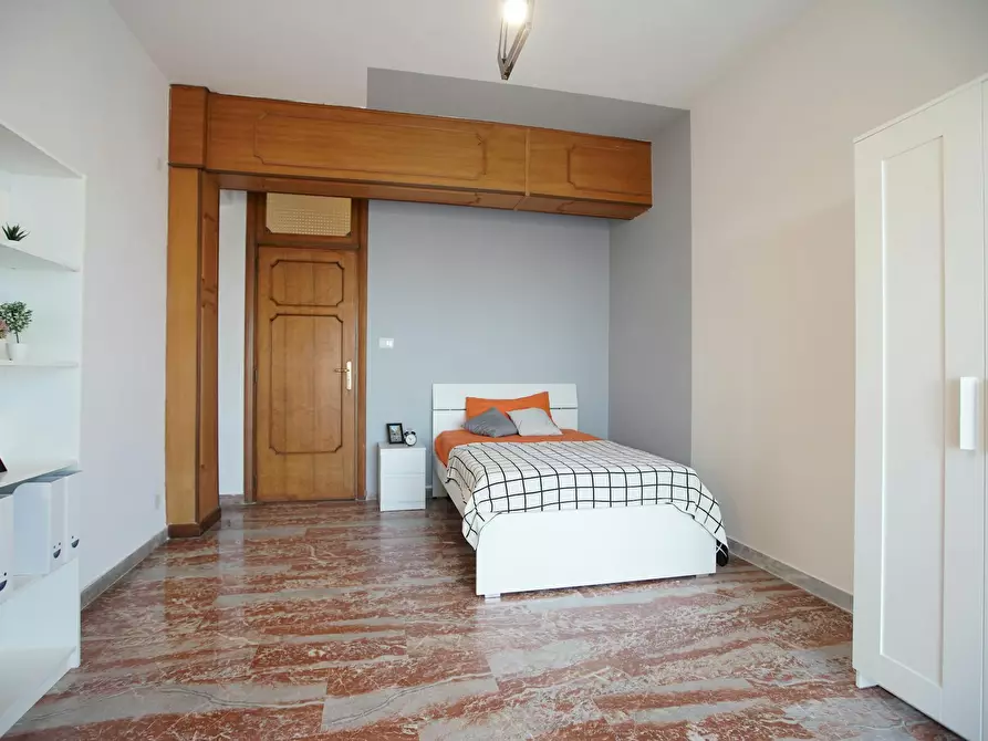 Immagine 2 di Camera in affitto  in Via Pietro Castellino a Napoli