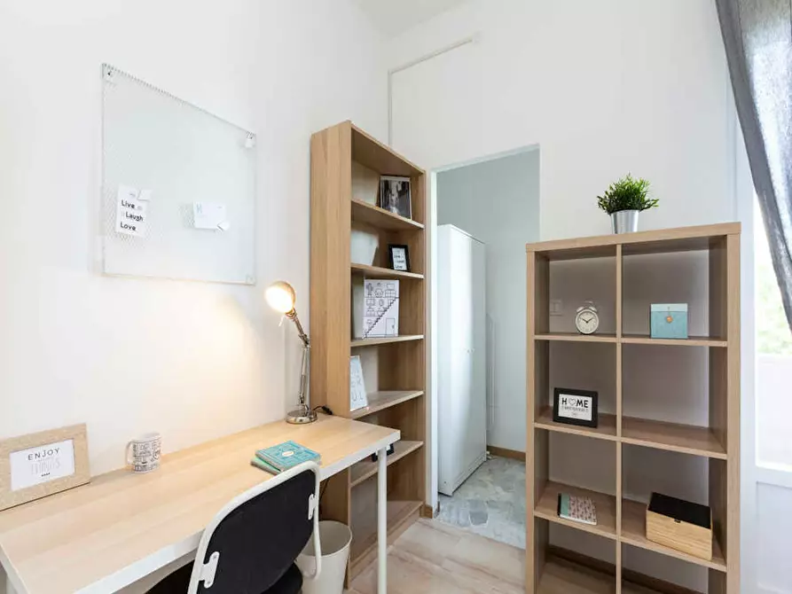 Immagine 6 di Camera in affitto  in Via Lorenteggio a Milano