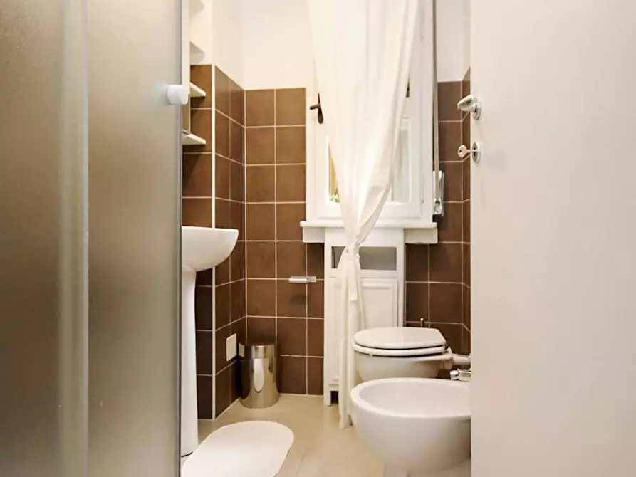 Immagine 8 di Camera in affitto  in Via Cesare Battisti a Milano