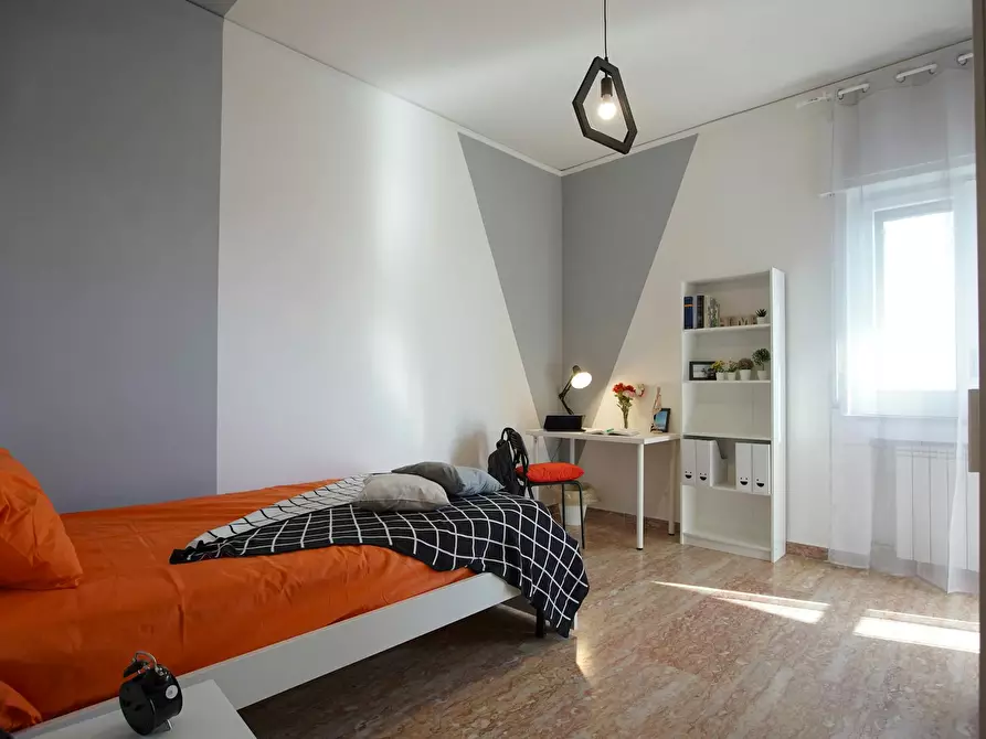 Immagine 1 di Camera in affitto  in Via Pietro Castellino a Napoli