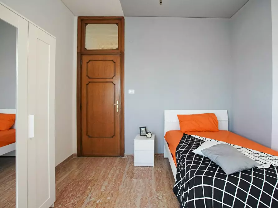 Immagine 4 di Camera in affitto  in Via Pietro Castellino a Napoli