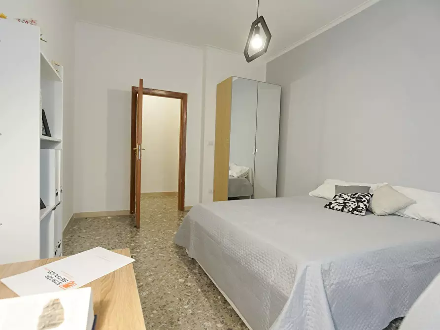 Immagine 5 di Camera in affitto  in Viale Bognar a Pozzuoli