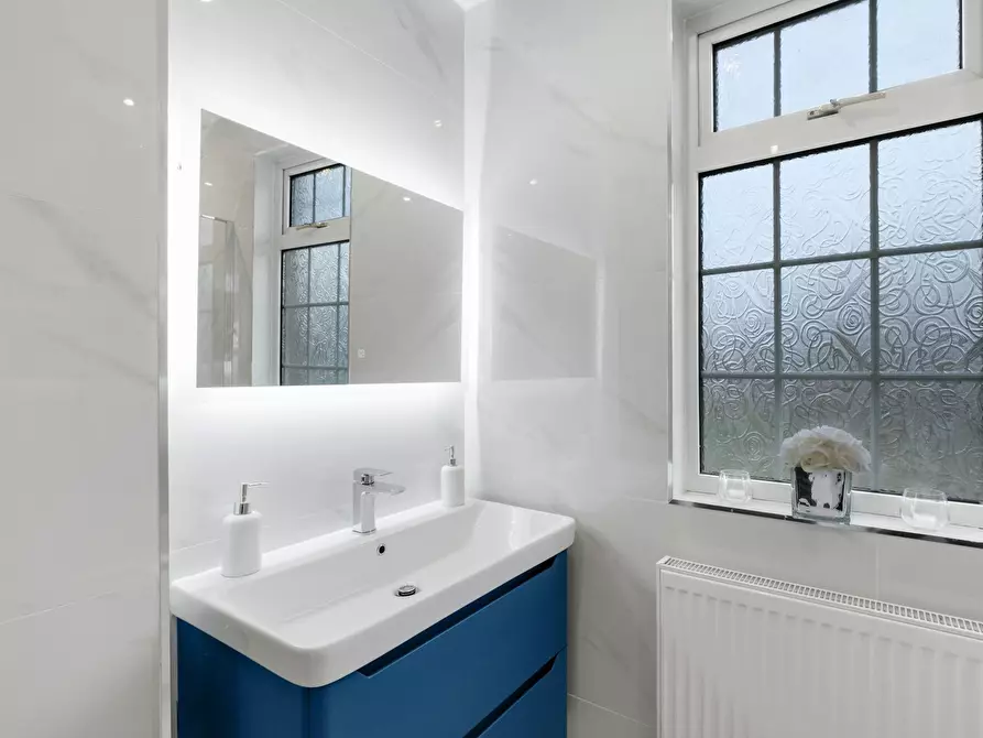 Immagine 3 di Casa indipendente in affitto  in Rosslyn Crescent a Brent
