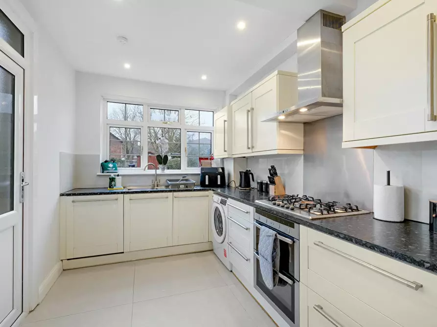 Immagine 9 di Casa indipendente in affitto  in Rosslyn Crescent a Brent