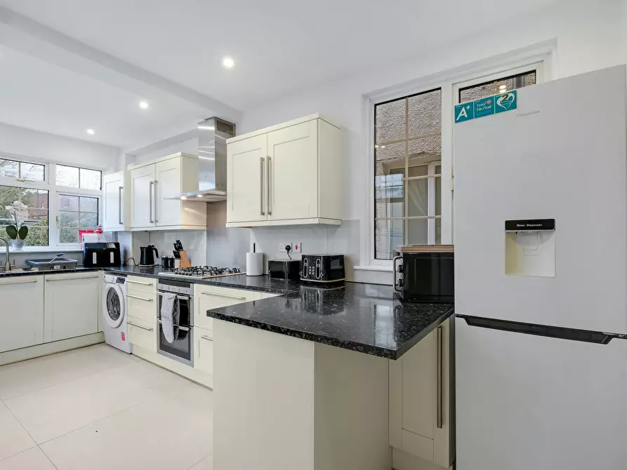Immagine 7 di Casa indipendente in affitto  in Rosslyn Crescent a Brent