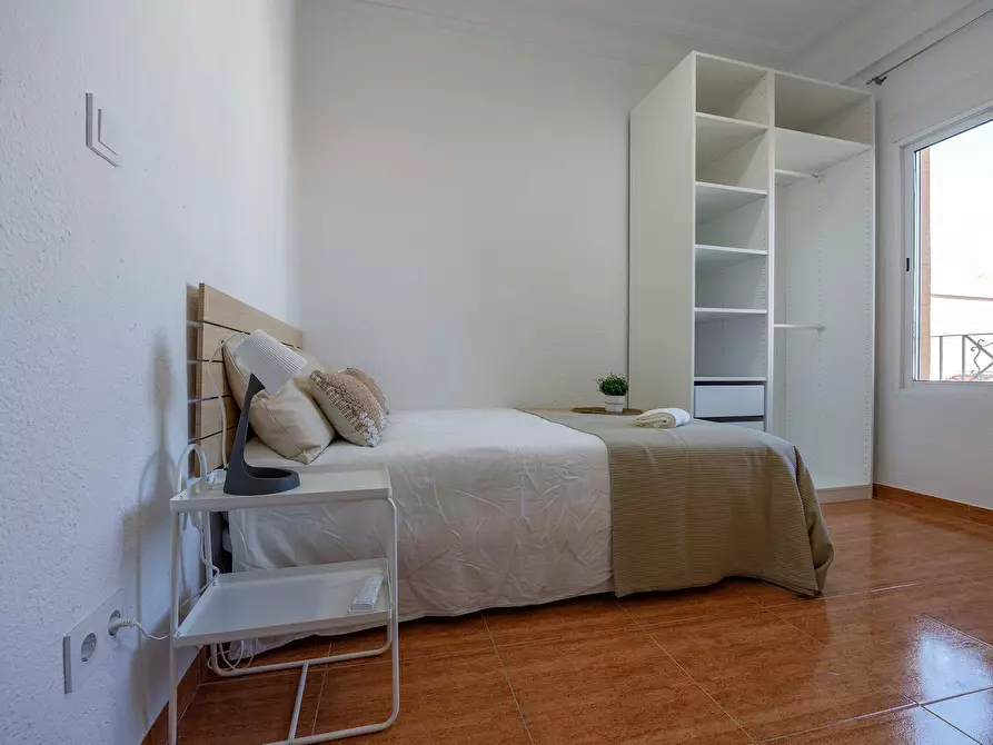 Immagine 2 di Camera in affitto  in Carrer del Baró de San Petrillo a Valencia