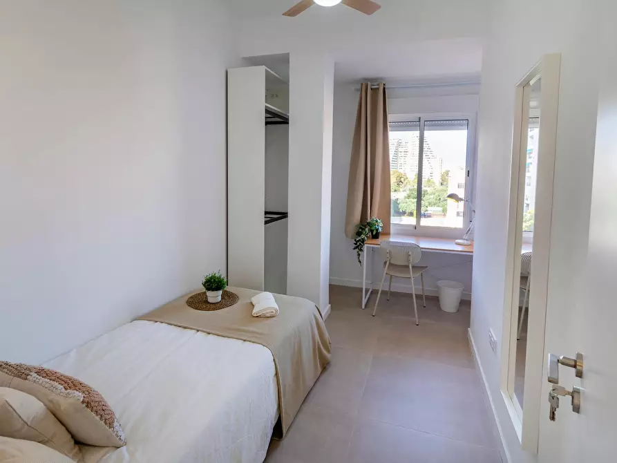 Immagine 1 di Camera in affitto  in Carrer de l'Escultor Josep Capuz a Valencia