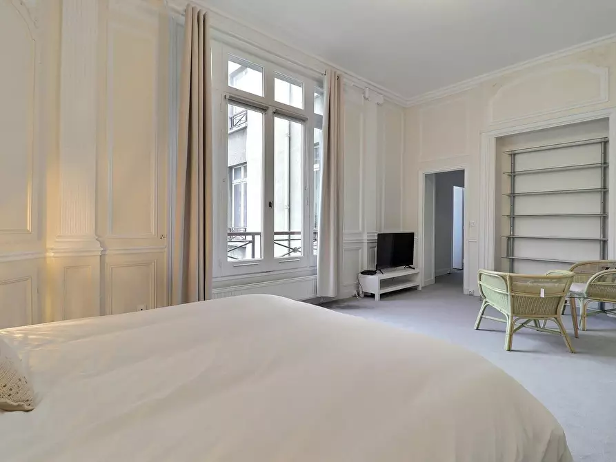 Immagine 5 di Appartamento in affitto  in Rue de Monceau a Paris 08