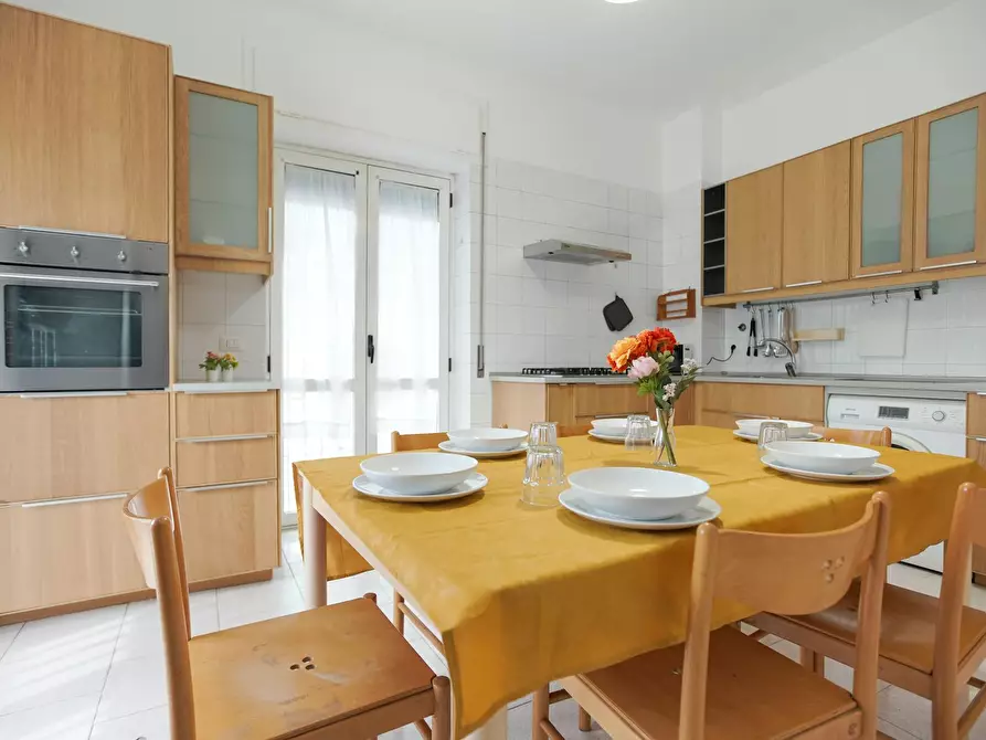 Immagine 10 di Camera in affitto  in Viale Bognar a Pozzuoli