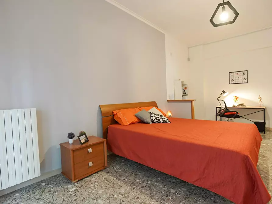 Immagine 3 di Camera in affitto  in Viale Bognar a Pozzuoli