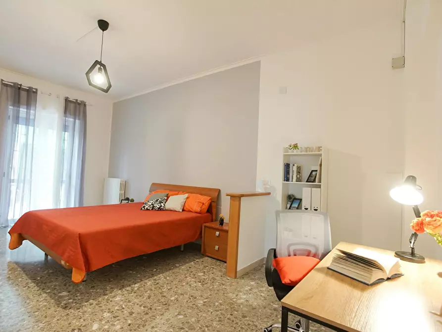 Immagine 2 di Camera in affitto  in Viale Bognar a Pozzuoli