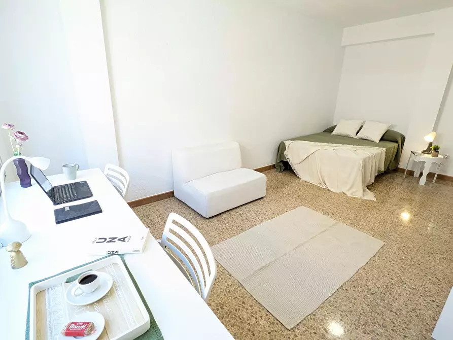 Immagine 6 di Camera in affitto  in Carrer de Bernat i Baldoví a Burjassot