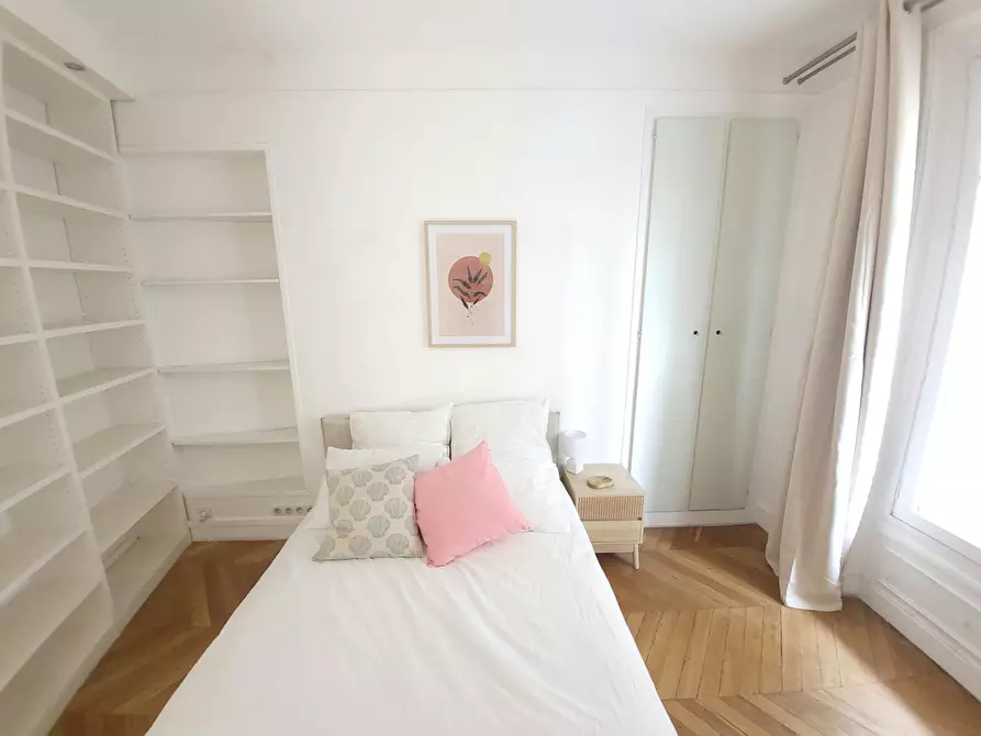 Immagine 2 di Camera in affitto  in Rue des Saussaies a Paris 08