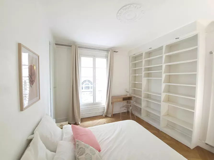 Immagine 4 di Camera in affitto  in Rue des Saussaies a Paris 08