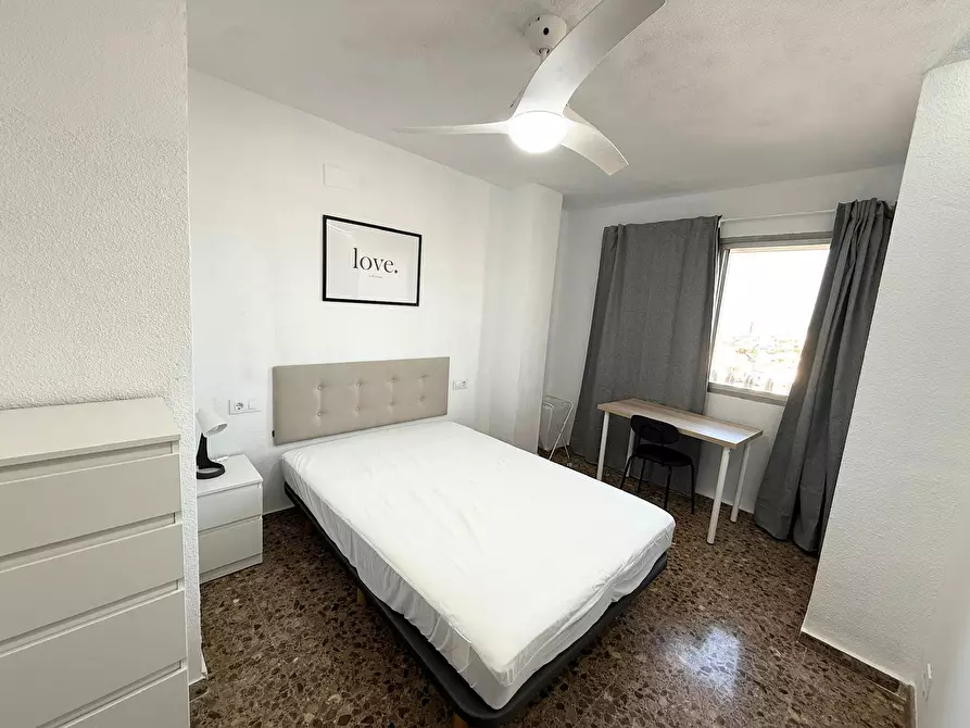 Immagine 1 di Camera in affitto  in Avinguda del Doctor Waksman a Valencia
