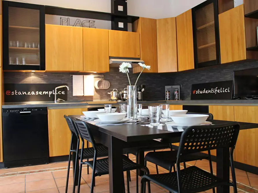 Immagine 4 di Camera in affitto  in Via Ambaraga a Brescia