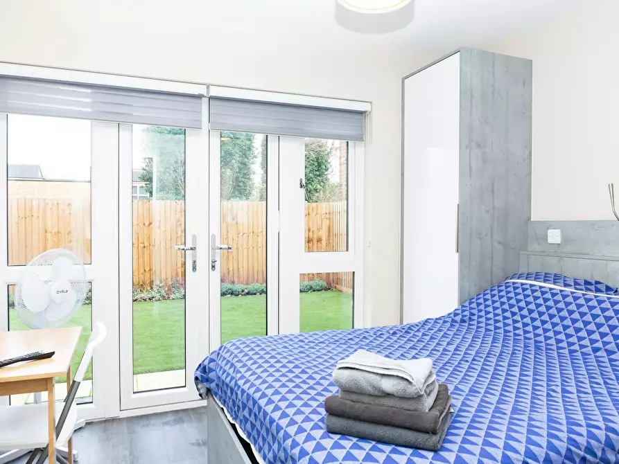 Immagine 2 di Appartamento in affitto  in Queen's Road a Egham