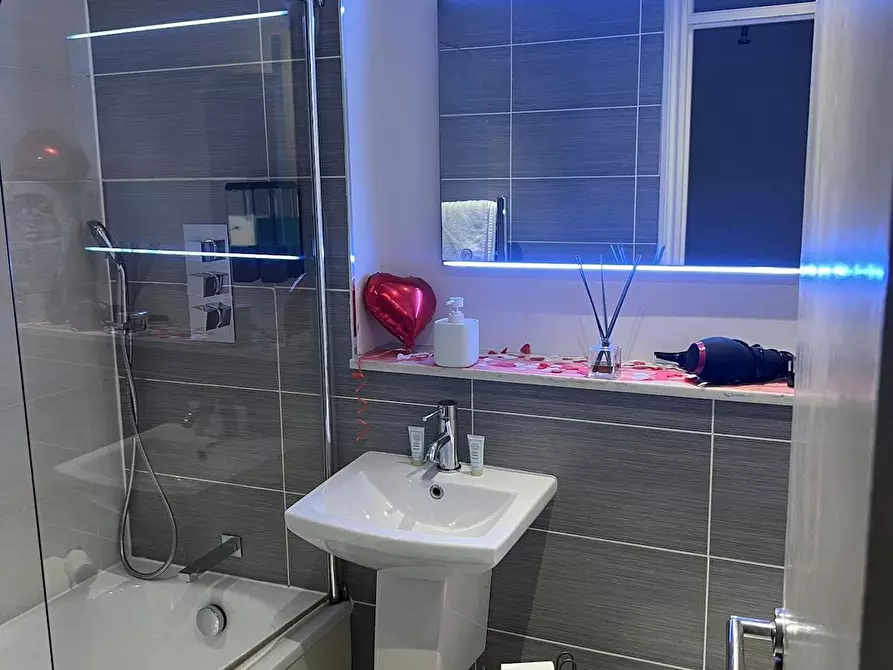 Immagine 2 di Casa indipendente in affitto  in Francis Close a Poplar