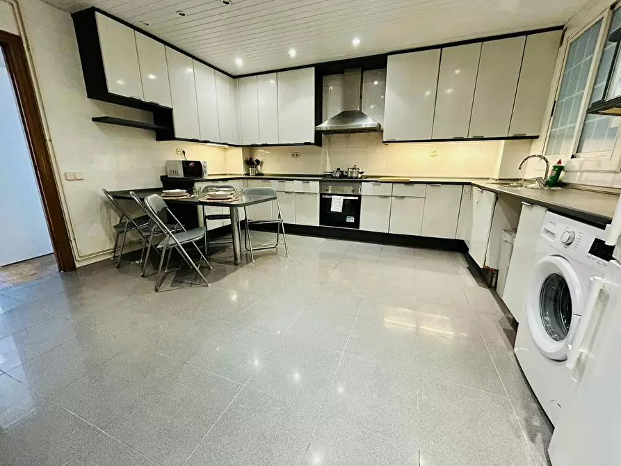 Immagine 6 di Camera in affitto  in Carrer de Balmes a Barcelona