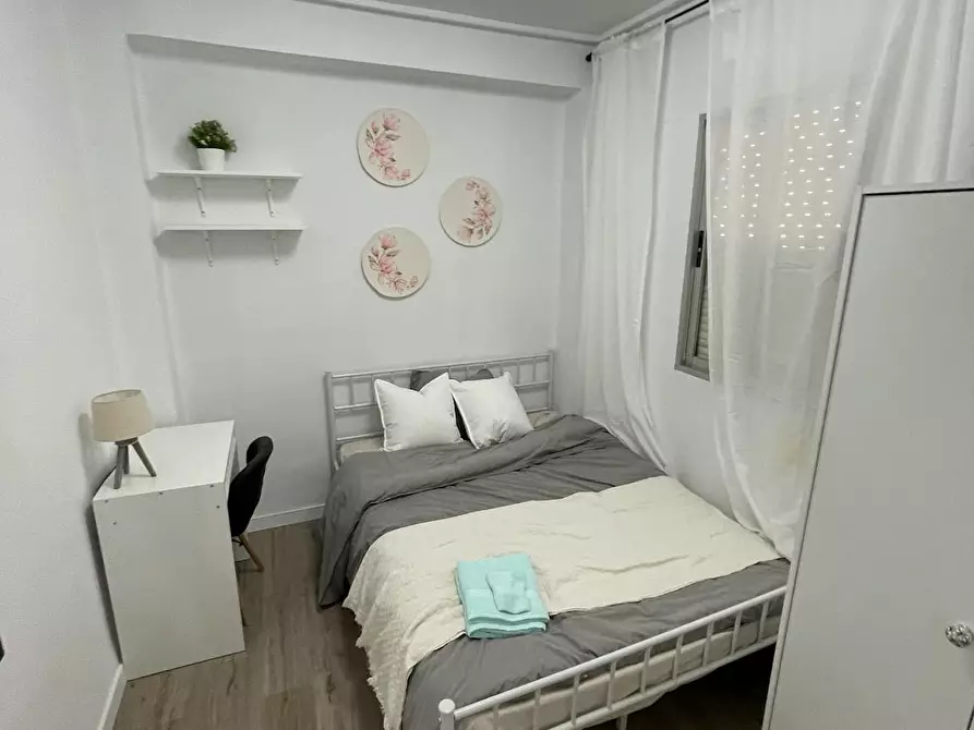 Immagine 1 di Camera in affitto  in Carrer del Poeta Alberola a Valencia