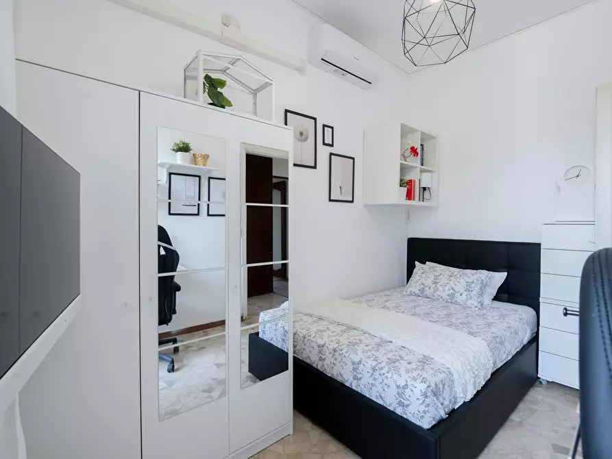 Immagine 3 di Camera in affitto  in Viale Francesco Restelli a Milano