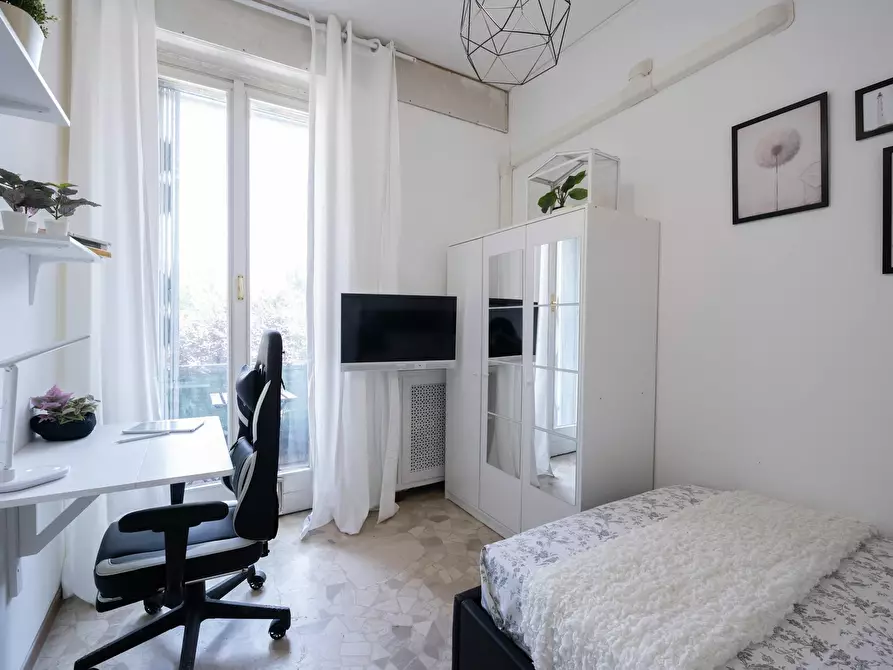 Immagine 2 di Camera in affitto  in Viale Francesco Restelli a Milano