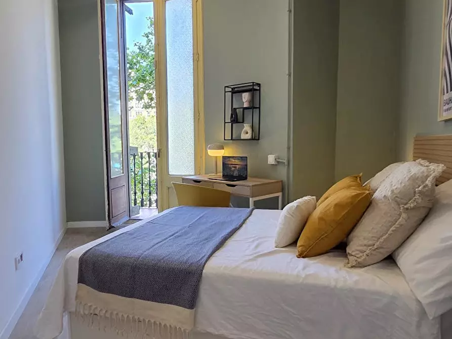 Immagine 1 di Camera in affitto  in Plaça de la Universitat a Barcelona