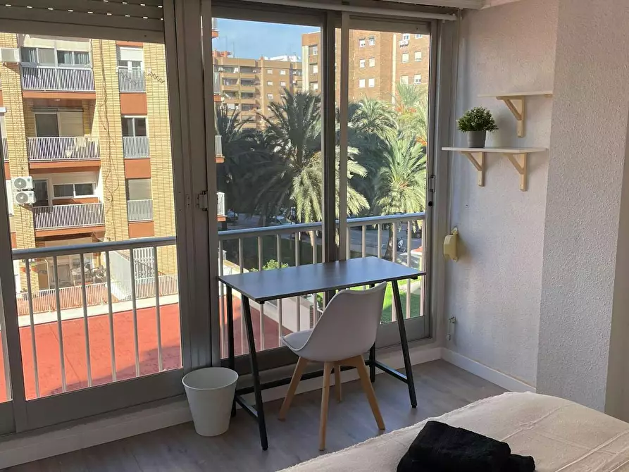 Immagine 5 di Camera in affitto  in Avinguda del Doctor Tomàs Sala a Valencia