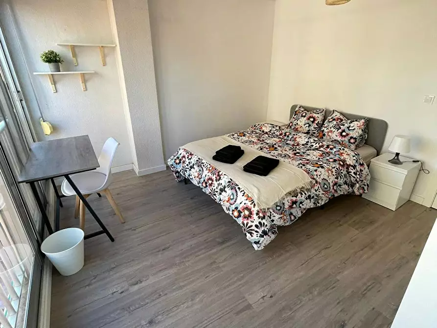 Immagine 7 di Camera in affitto  in Avinguda del Doctor Tomàs Sala a Valencia