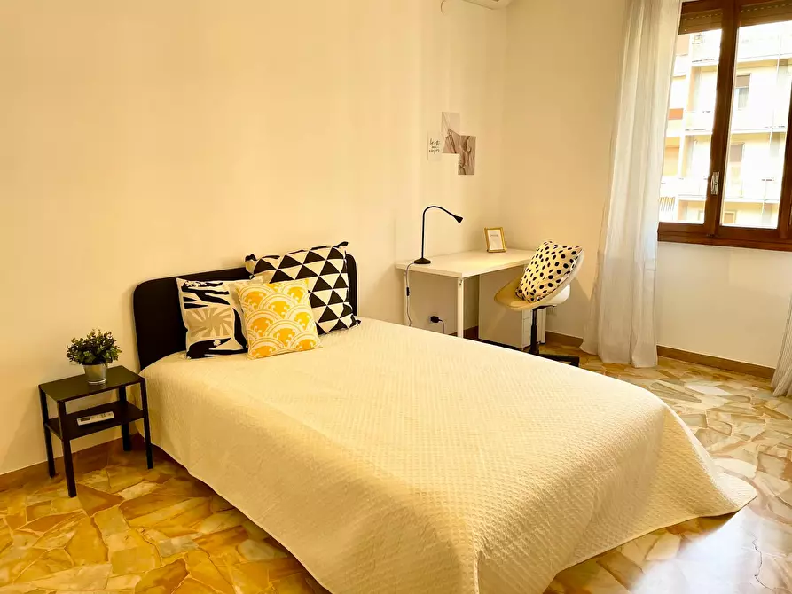 Immagine 1 di Camera in affitto  in Via Caduti di Cefalonia a Firenze