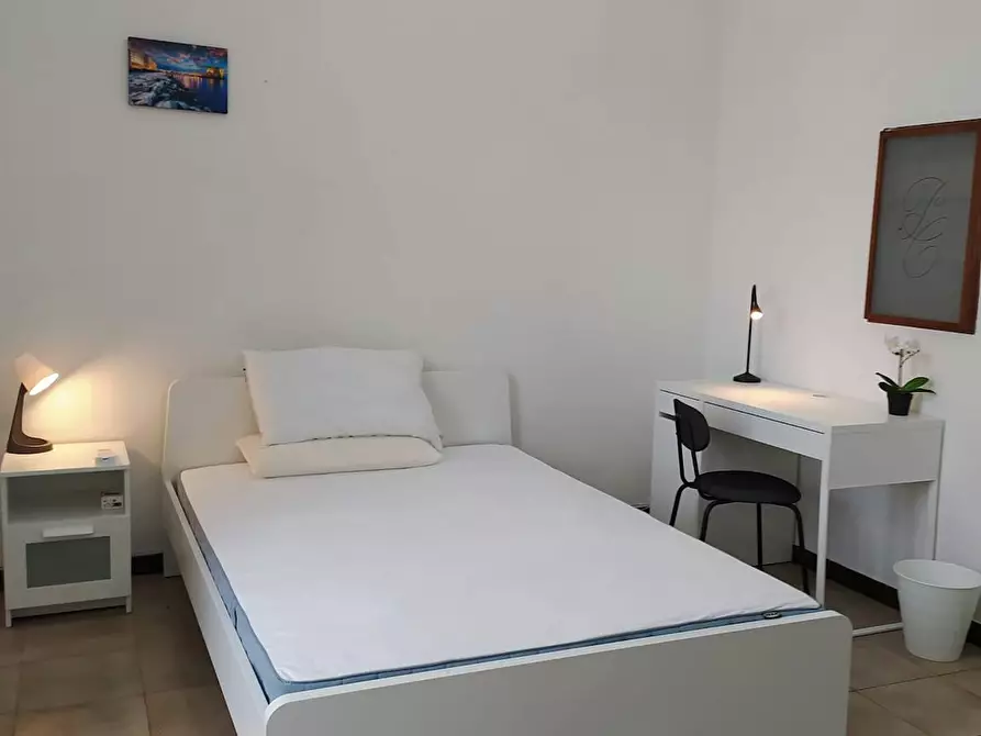 Immagine 3 di Camera in affitto  in Via Cesare Rosaroll a Napoli