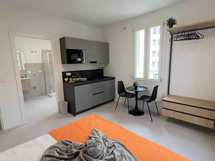 Immagine 4 di Camera in affitto  in Via Vignolese a Modena