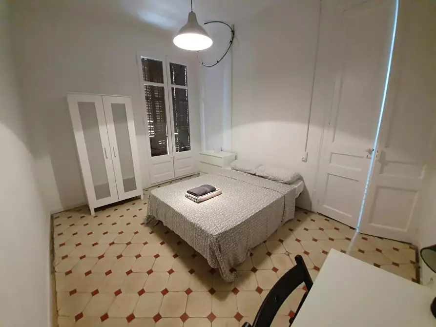 Immagine 2 di Camera in affitto  in Ronda de Sant Antoni a Barcelona