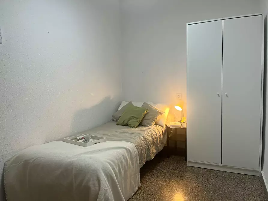 Immagine 1 di Camera in affitto  in Carrer de Pere Cabanes a Valencia