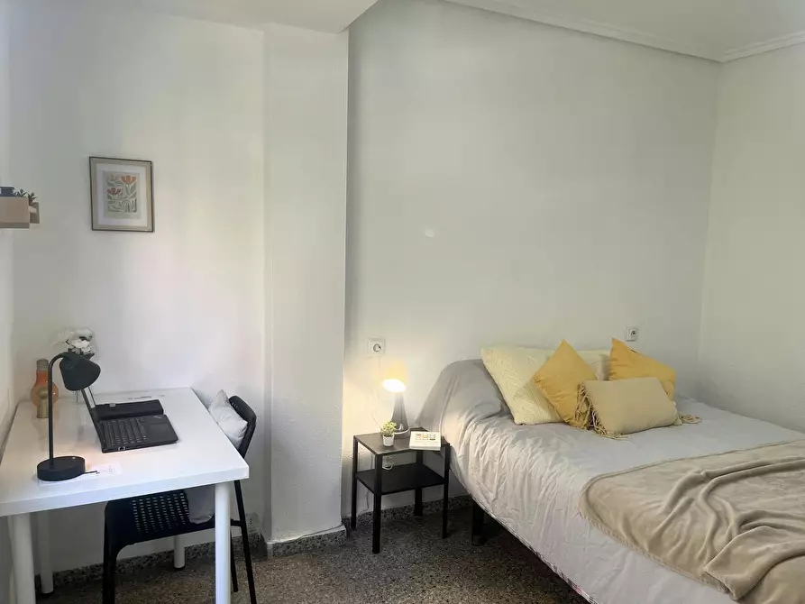 Immagine 2 di Camera in affitto  in Carrer de Pere Cabanes a Valencia