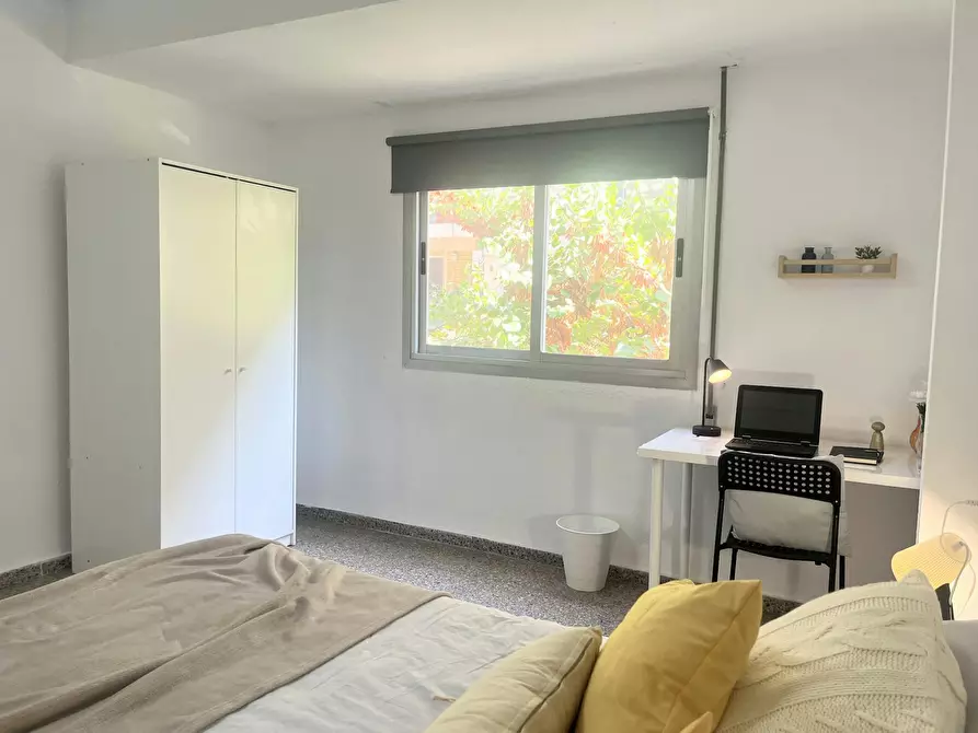 Immagine 1 di Camera in affitto  in Carrer de Pere Cabanes a Valencia