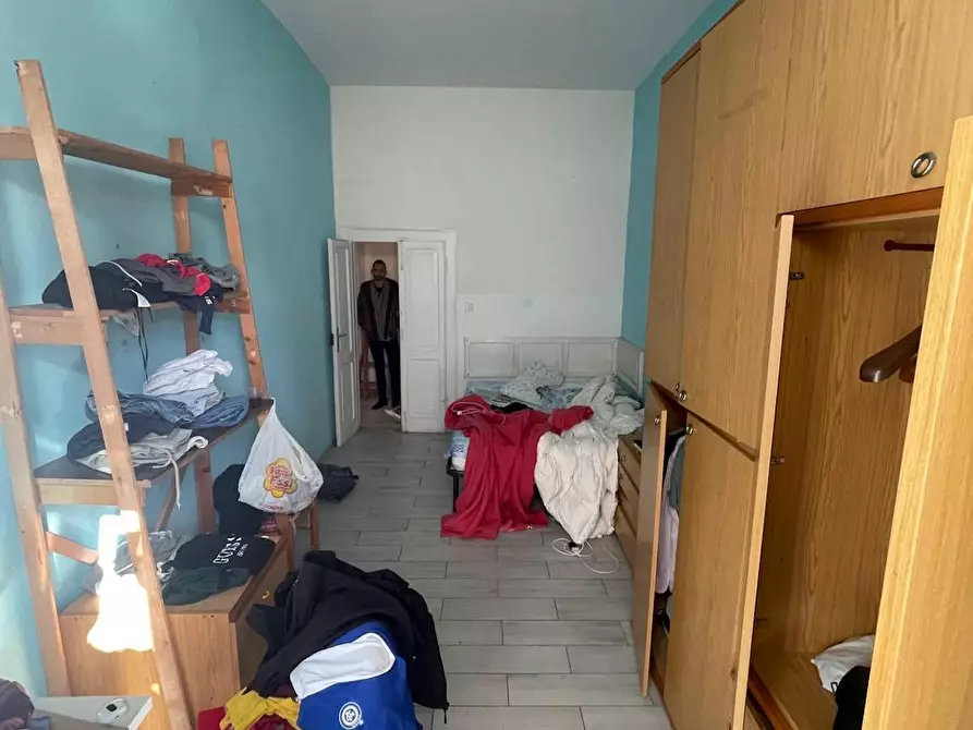 Immagine 3 di Camera in affitto  in Via dei Tribunali a Napoli