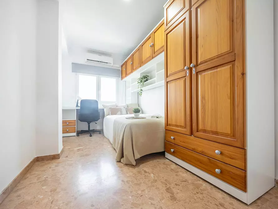 Immagine 1 di Camera in affitto  in Plaça d'Hondures a Valencia