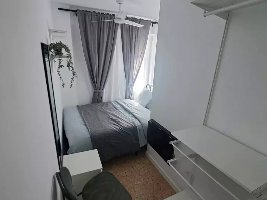 Immagine 1 di Camera in affitto  in Carrer de l'Escultor Piquer a Valencia