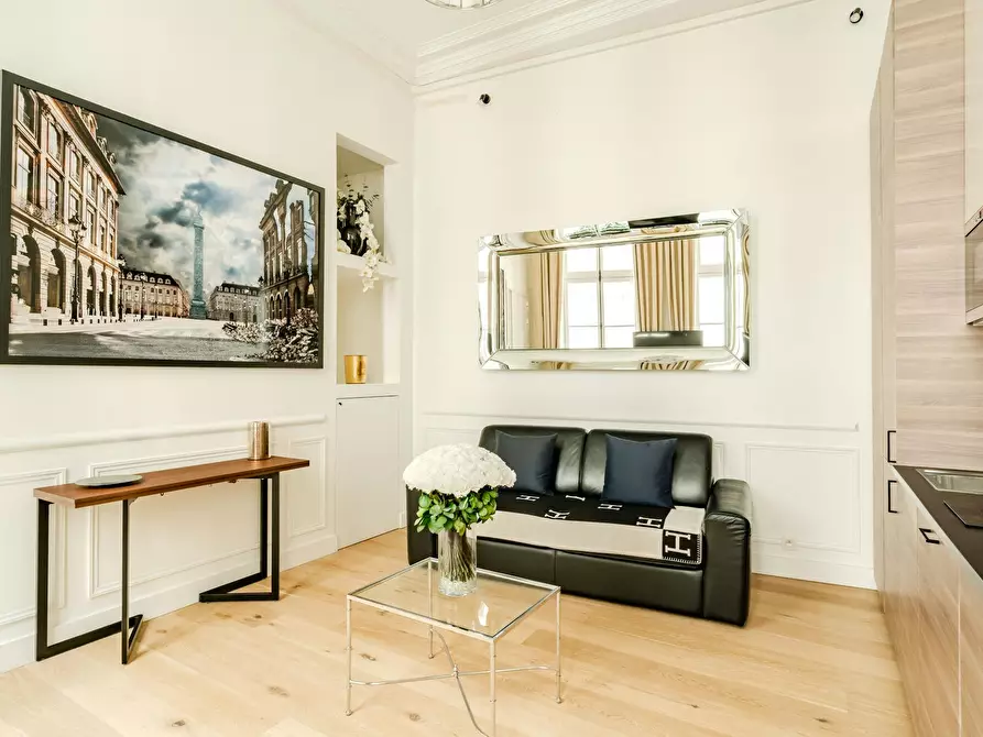 Immagine 1 di Appartamento in affitto  in Rue Saint-Honoré a Paris