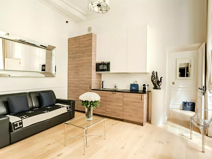 Immagine 6 di Appartamento in affitto  in Rue Saint-Honoré a Paris