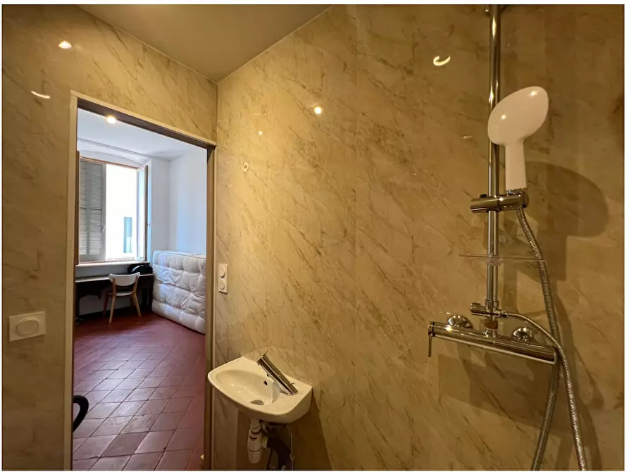 Immagine 10 di Camera in affitto  in Rue de la Vierge a Nîmes